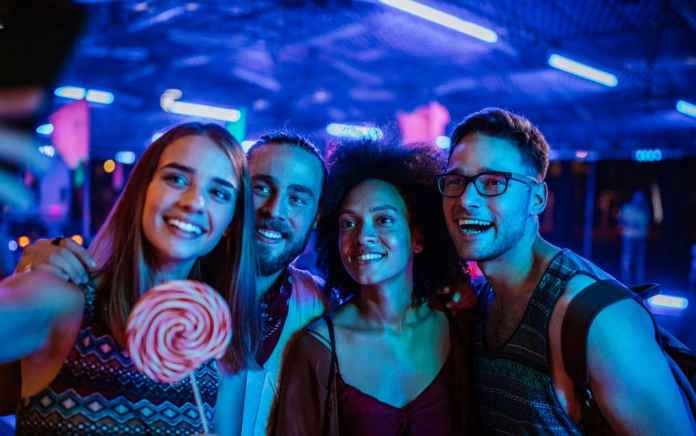 This-App-Will-Pay-You-to-Go-Party-With-Friends-696x436