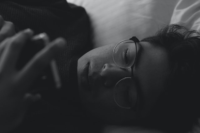 sayo-garcia-4ybSlAAgZQY-unsplash Using Your Phone In Bed